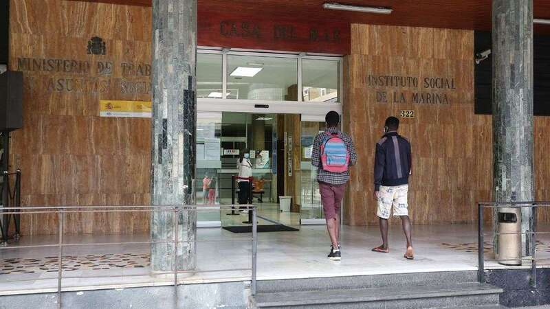 Dos inmigrantes entrando a la Casa del Marino en una imagen de archivo/Alejandro Ramos/CanariasAhora.